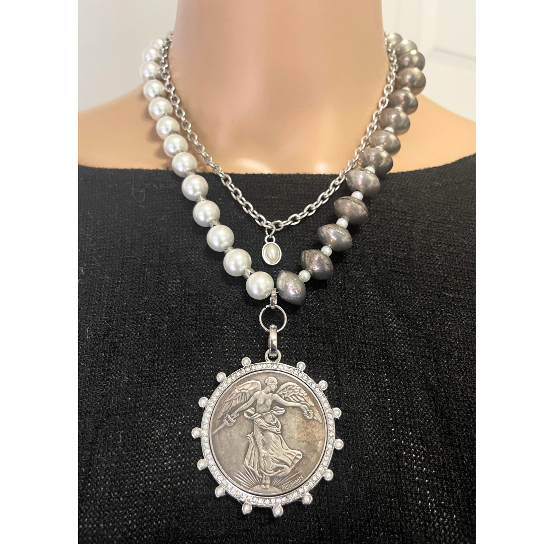 Collar Perlas y medalla
