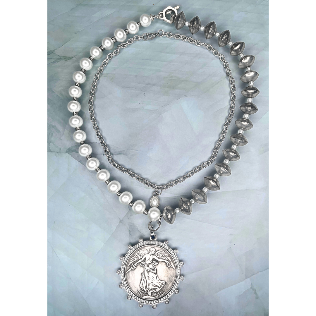 Collar Perlas y medalla