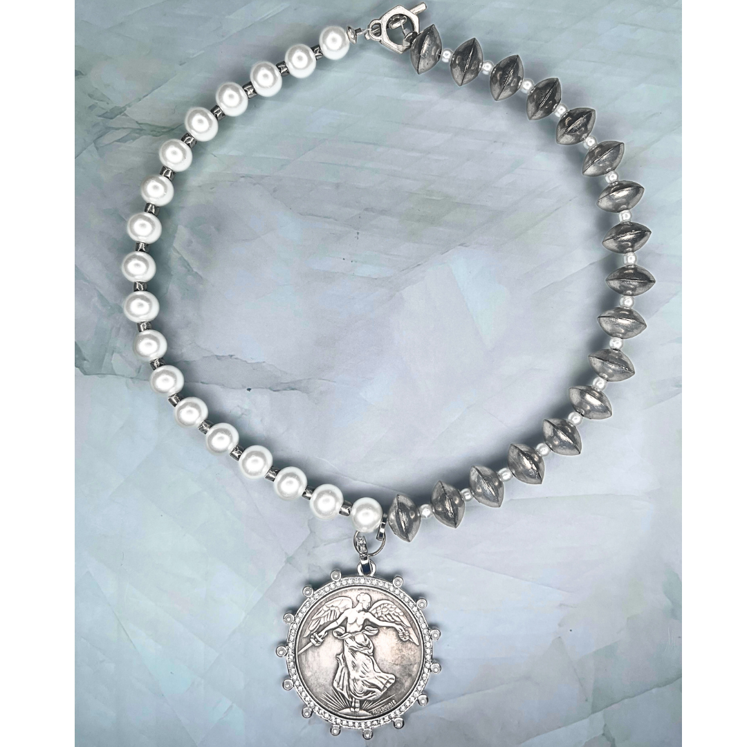 Collar Perlas y medalla