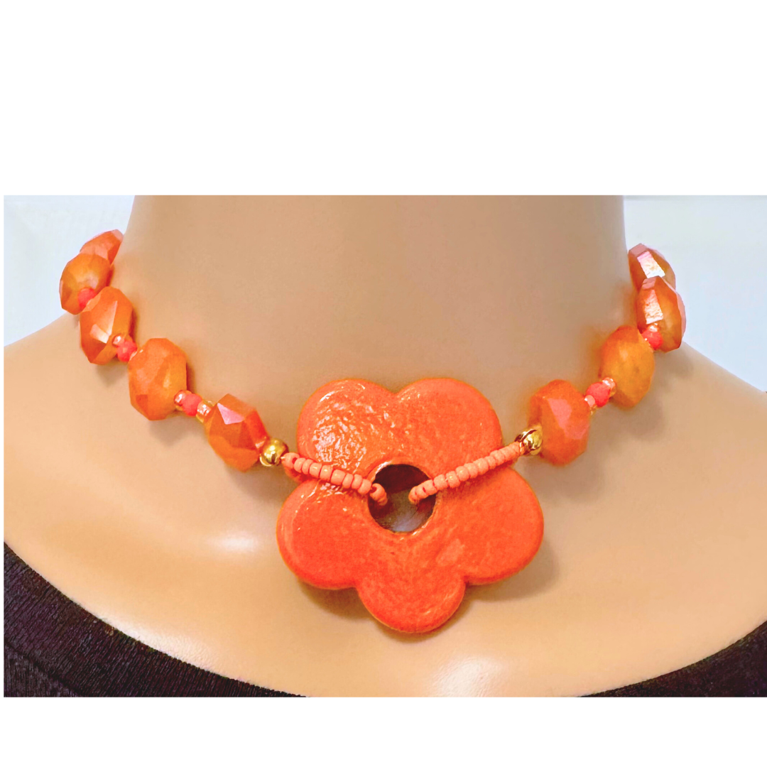 Collar flor anaranjada
