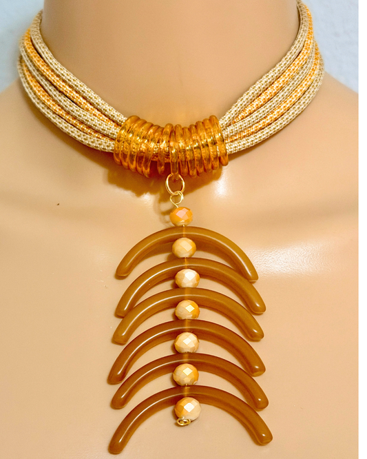 Collar Multicordón Beige con Colgante Ámbar Geométrico