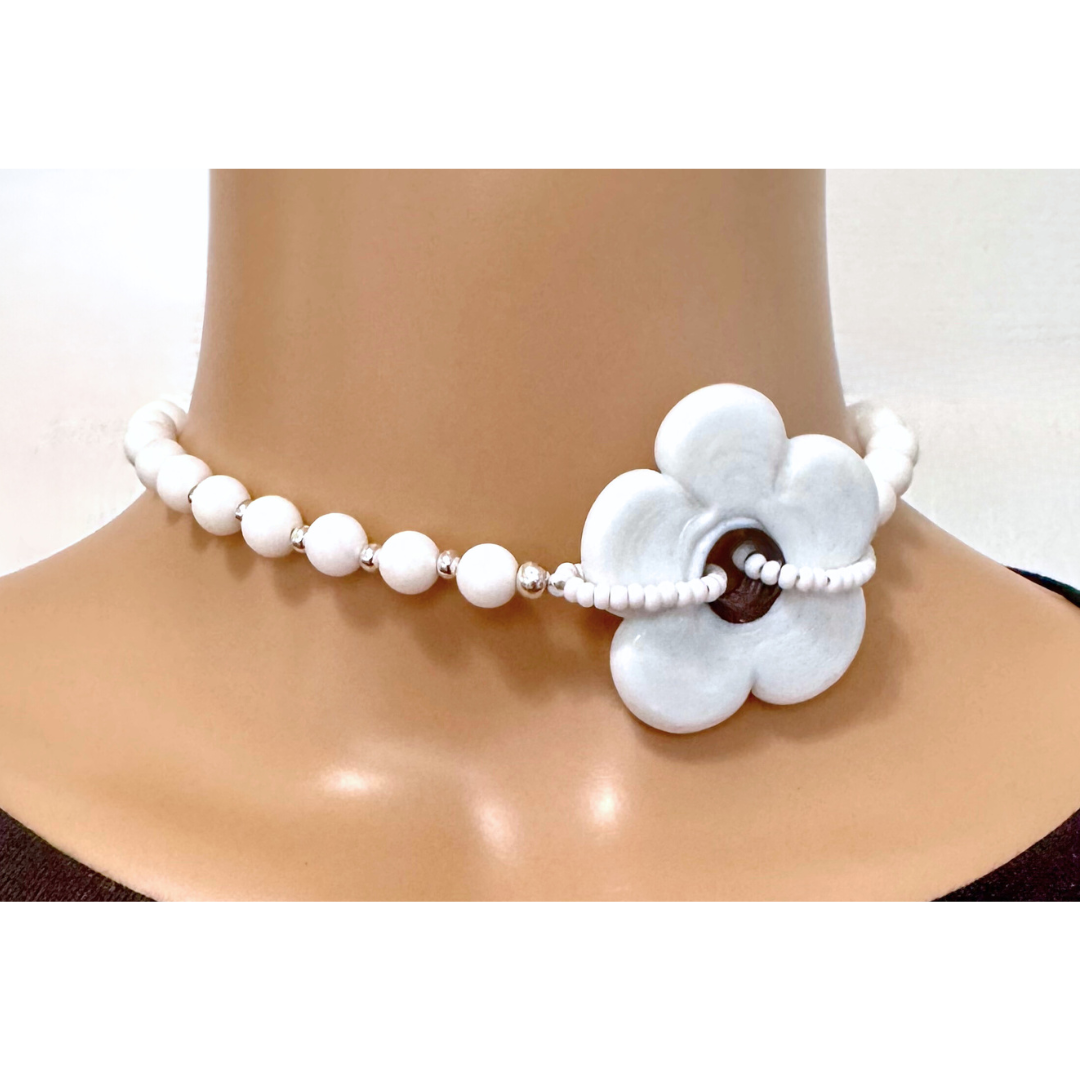 Collar flor blanca